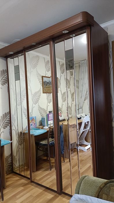 Шкаф купе с зеркалами и подсветкой