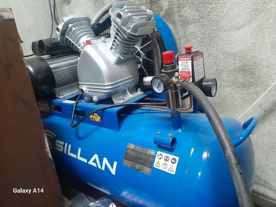 Компрессор 220в отличный новый 1 месяца работал