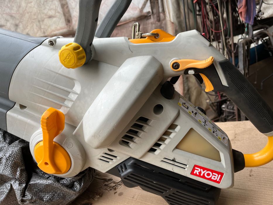 Моторен листо саберач +духалка  Ryobl UK