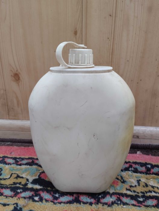 Пластиковая канистра с крышкой