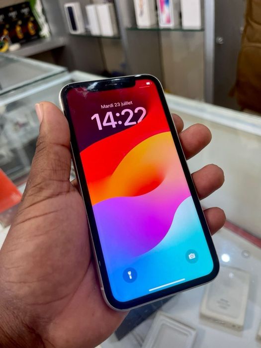 Iphone 11 srochna sotiladi