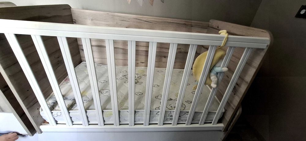 Деткко легло/бебешка кошара с люлеещ механизъм + матрак и протектор