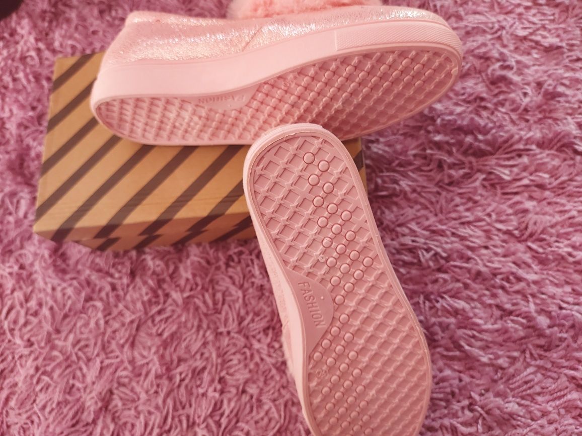 Барби розови обувки с пух