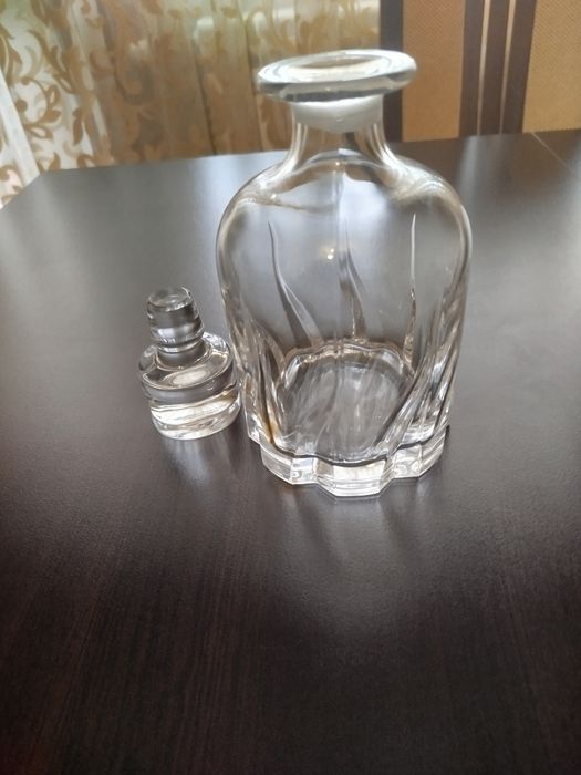 Стъклена гарафа вместимост 0.750