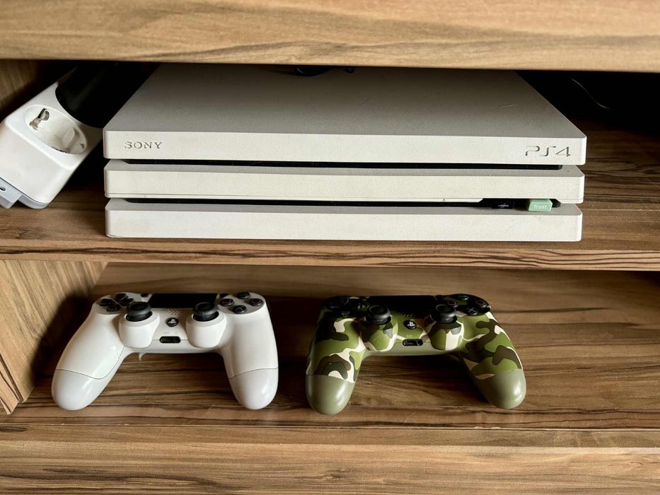 Продавам PlayStation 4 Pro + 4 игри