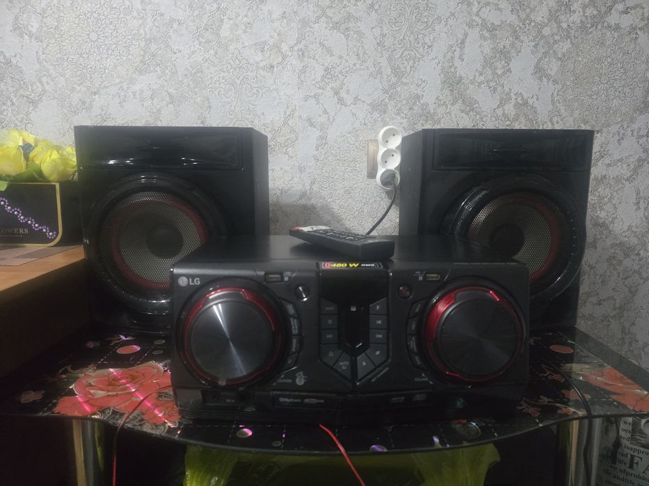 Продаю музыкальный центр LG