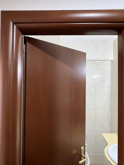 Usi din lemn si mobilier+accesorii baie in stare buna