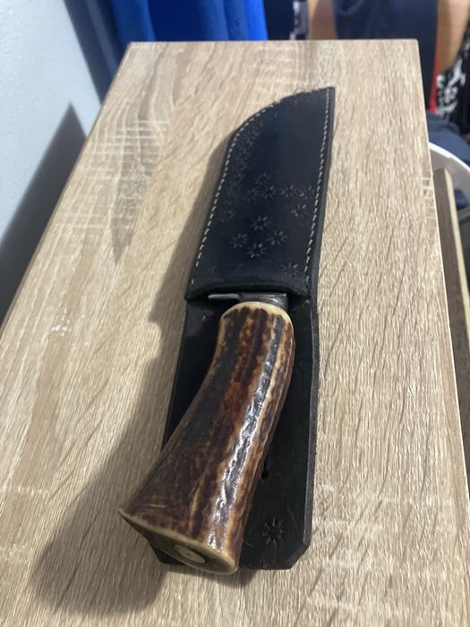 Cutit din otel dur pentru vanatoare