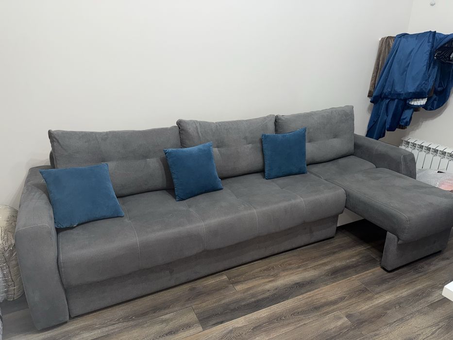 Диван в хорошем состояний, торг будет, срочная продажа, почти новая.