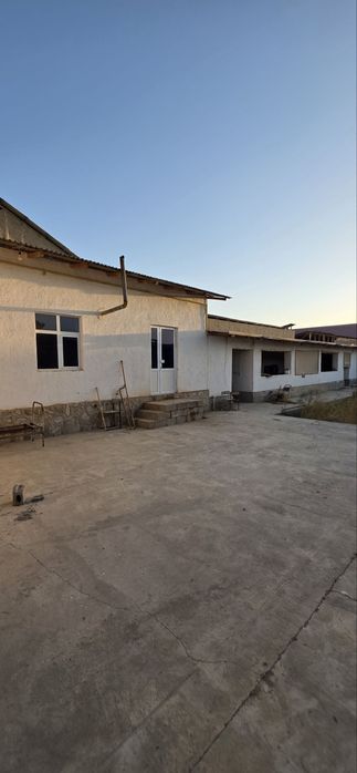 Kumushkonda xovli sotiladi yashash uchun xama shoroit bor gaz svet suv