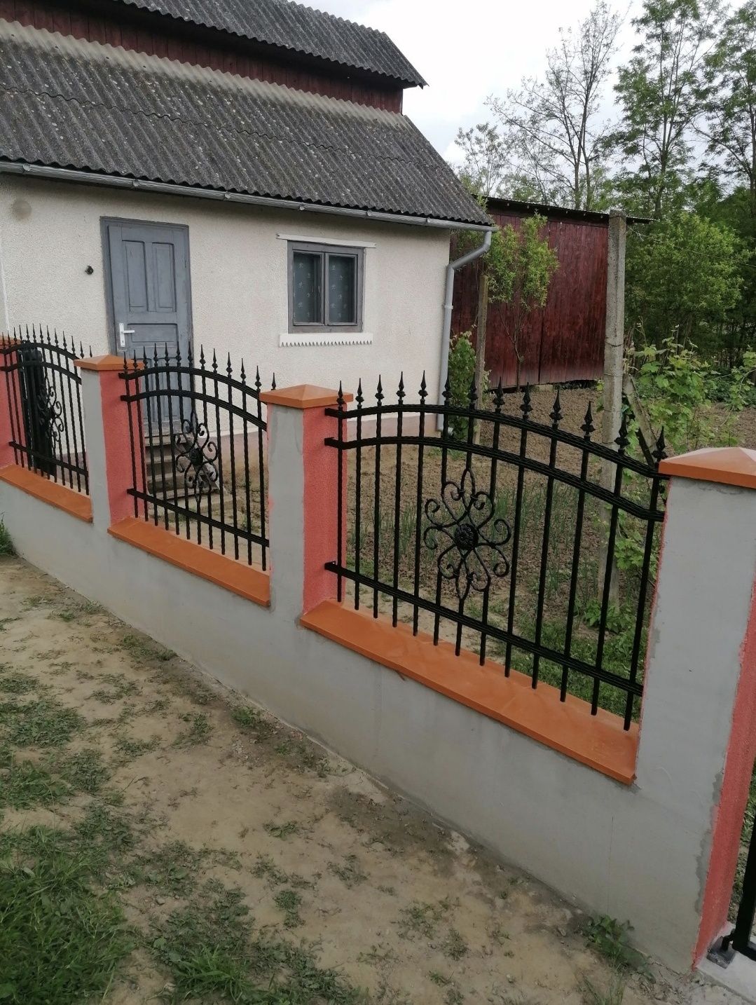 Fac garduri si porti din:
- fier forjat;
- tablă cutată;
- șipcă metal