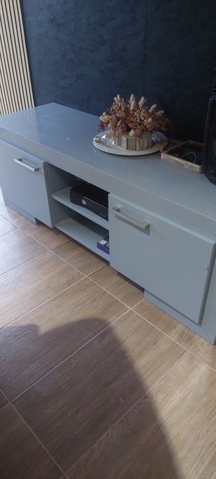 Comoda din lemn cu 2 uși și rafturi