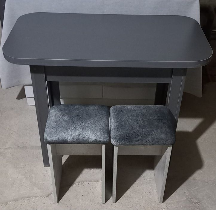 Кухонный стол и 4 табуретки