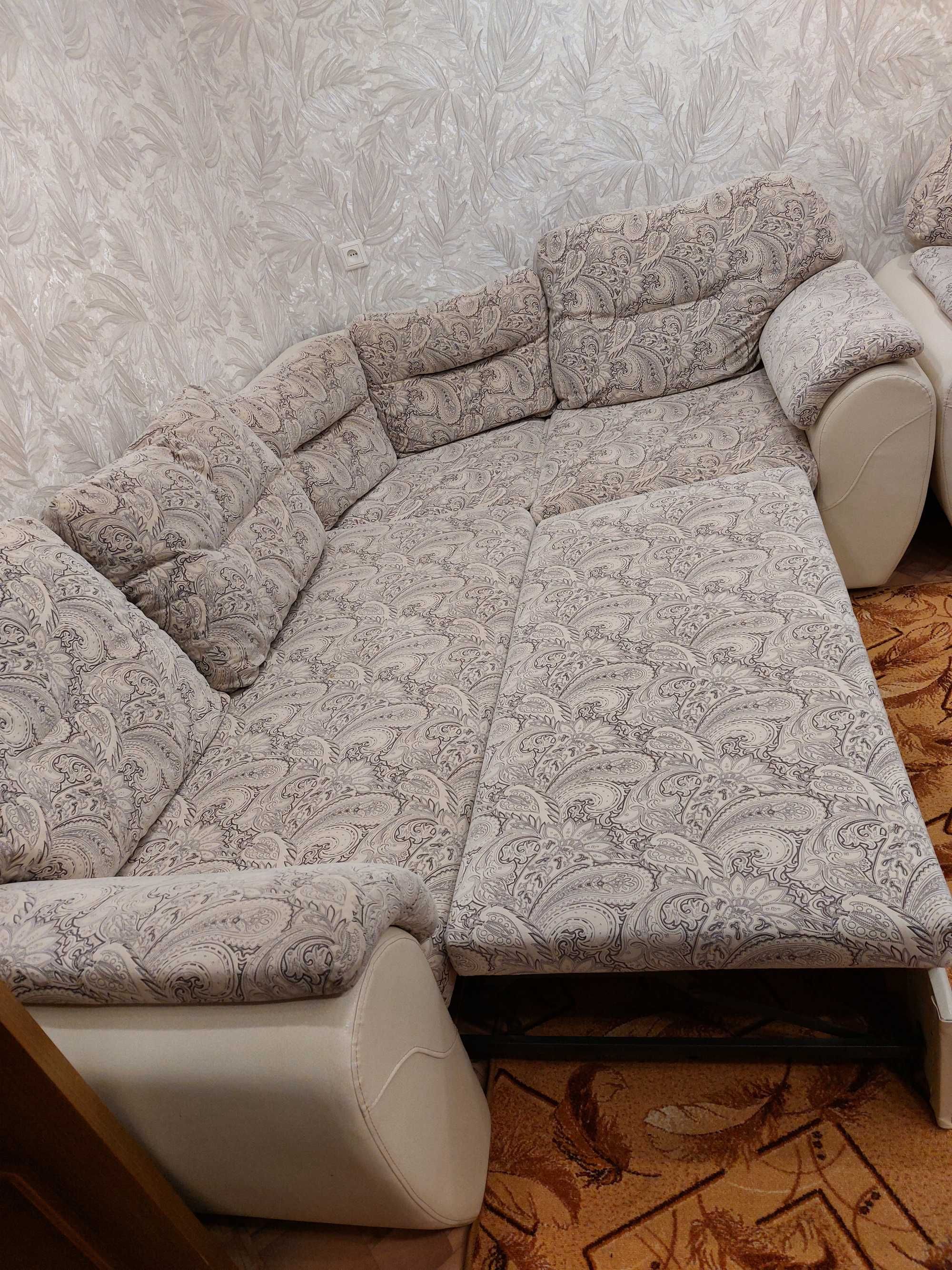 Продам мягкую мебель (угловой диван + кресло).