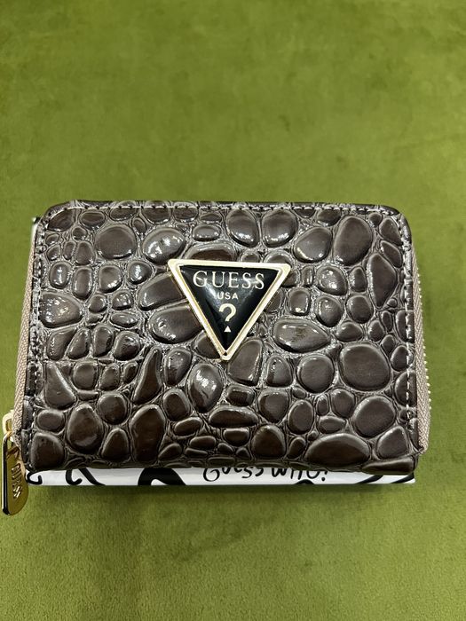 Portofel dama Guess culore superba