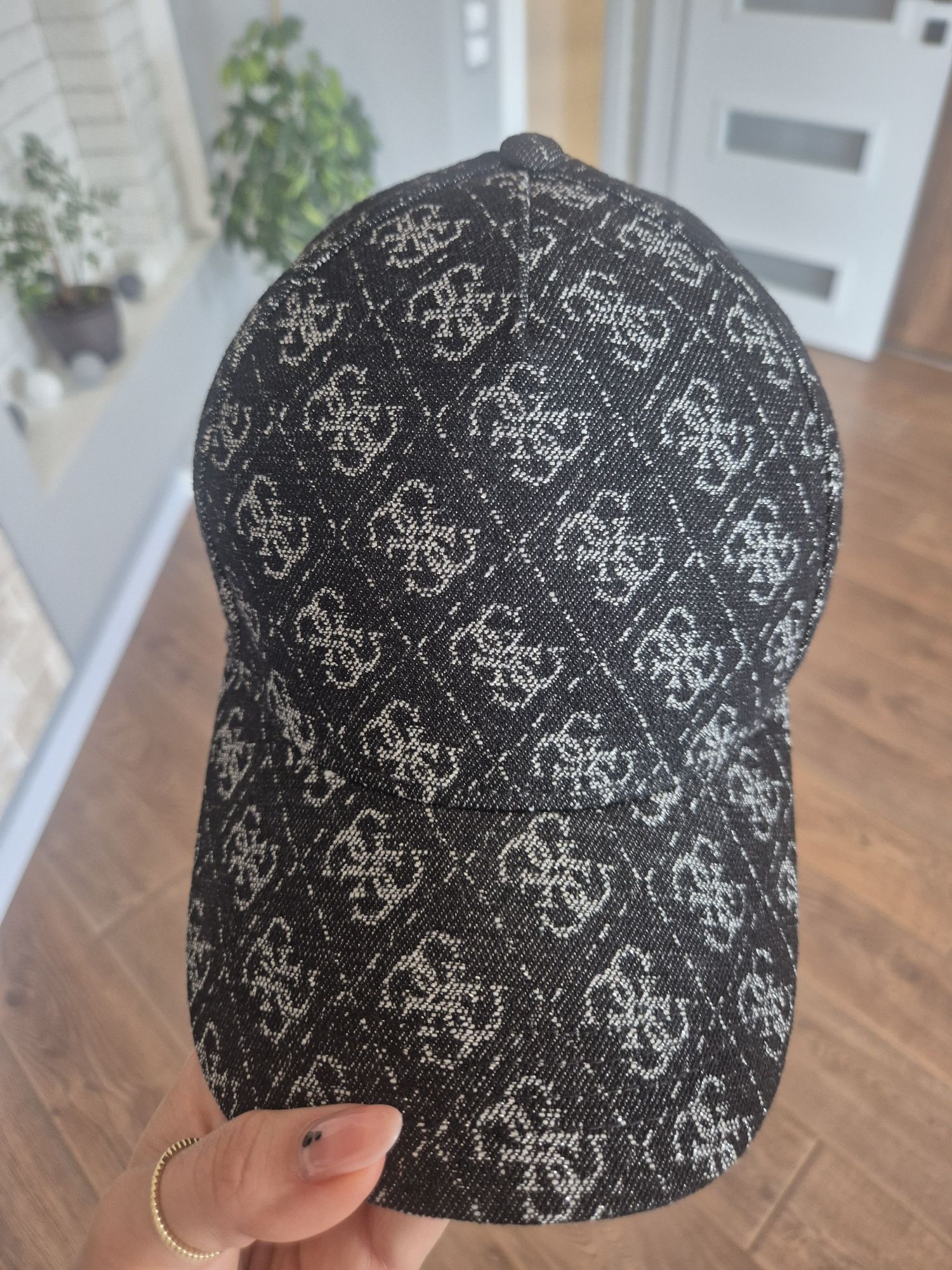 Шапка Guess с лого