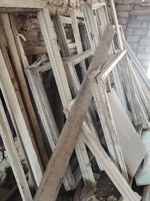 Buzilgan baquvvat eshik romlar bor taxta tôsin aralash ôtinga yariydig