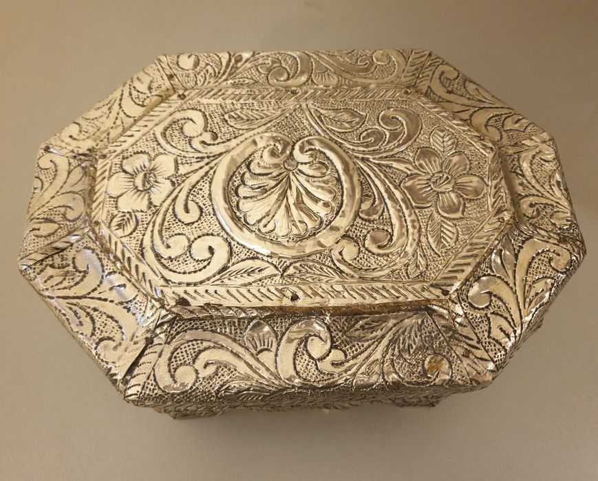 Caseta de bijuterii veche din lemn și argint