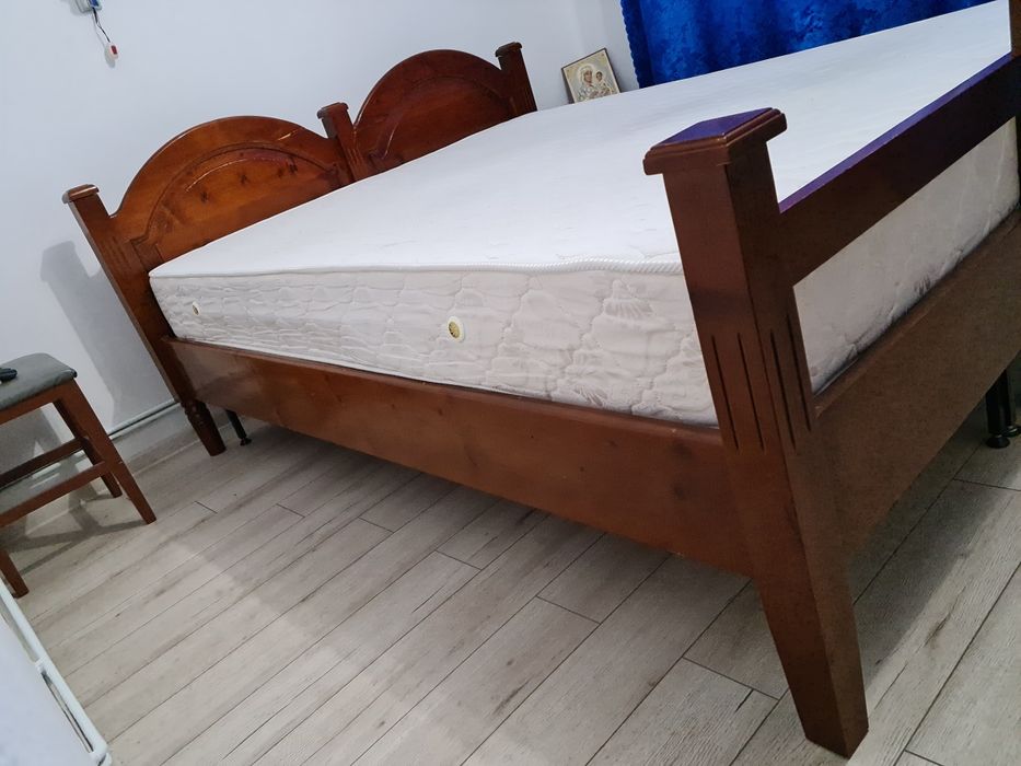 Vând pat din lemn masiv