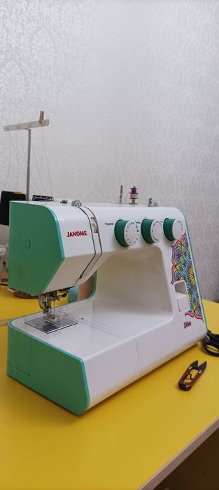 Бытовая швейная машинка  "JANOME DIVA "
