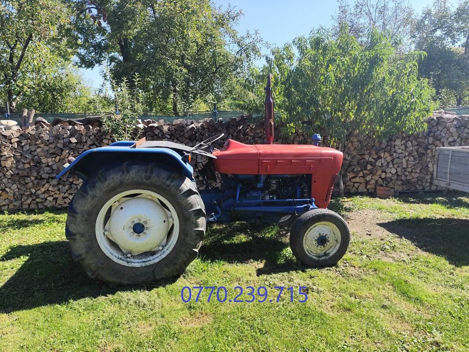 Tractor FORD cu remorca