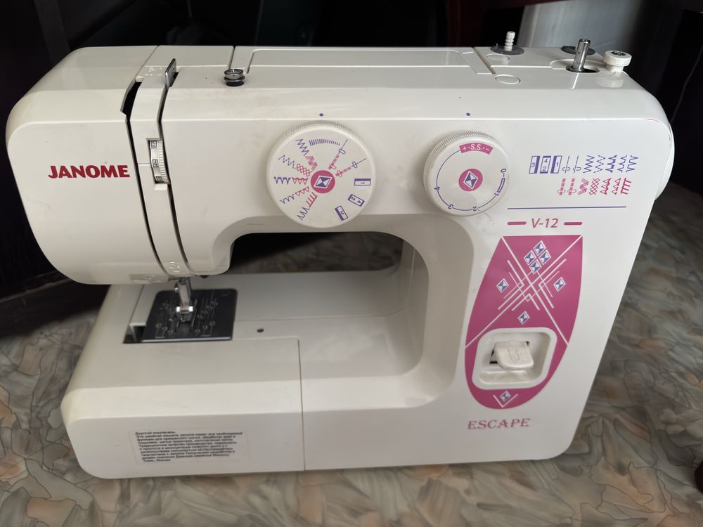Продам швейную машинку Janome