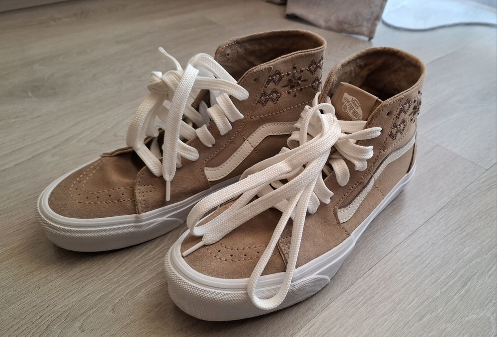 Vând teniși mar 40