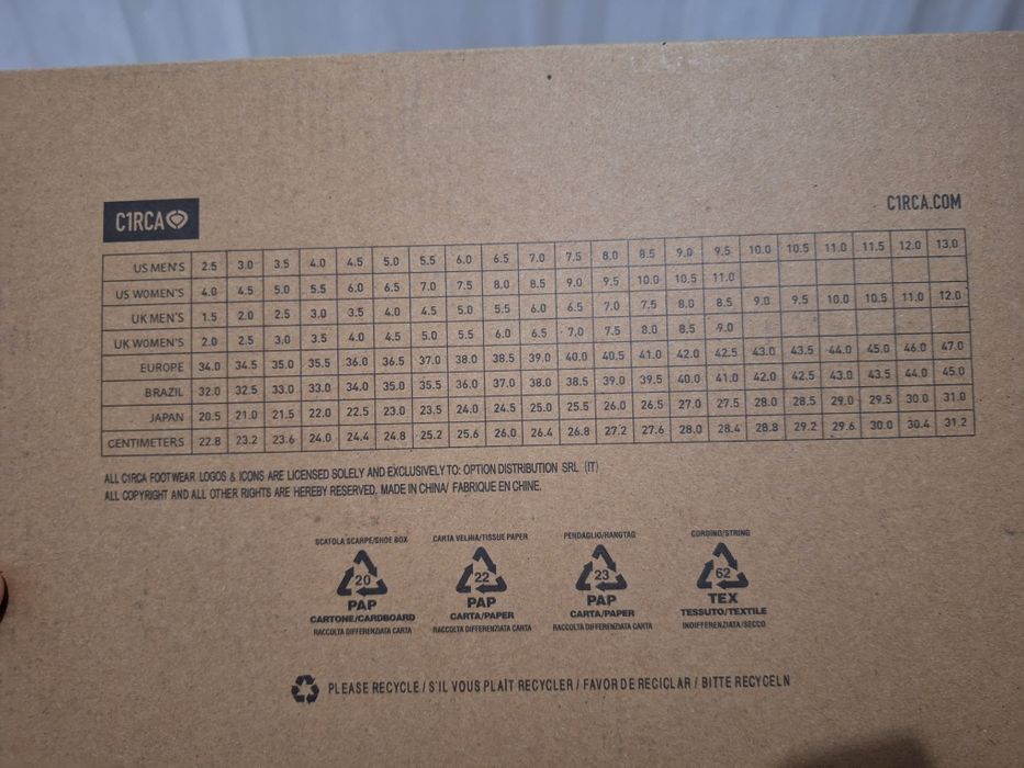 Бели кецове Circa