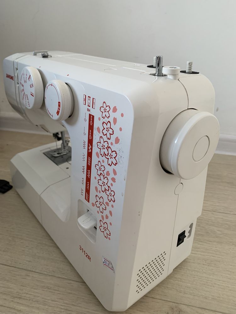 Швейная машинка Janome 3112R — почти новая, использовалась 2 раза
