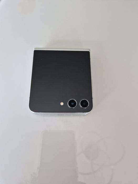 Samsung Z flip5 като нов