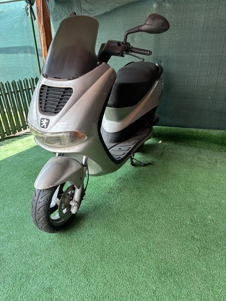 Scuter Pegeout Elizeu  - 100 cm  Italia