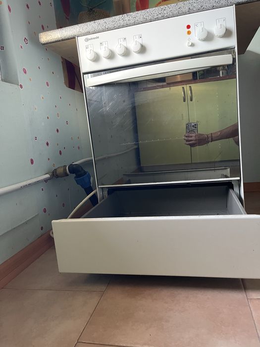 Vând aragaz Bauknecht