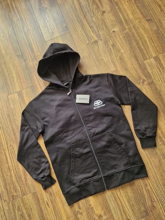 Страхотен мъжки суитчър Balensiaga размер S M L XL 2XL
BALENCIAGA 
Раз