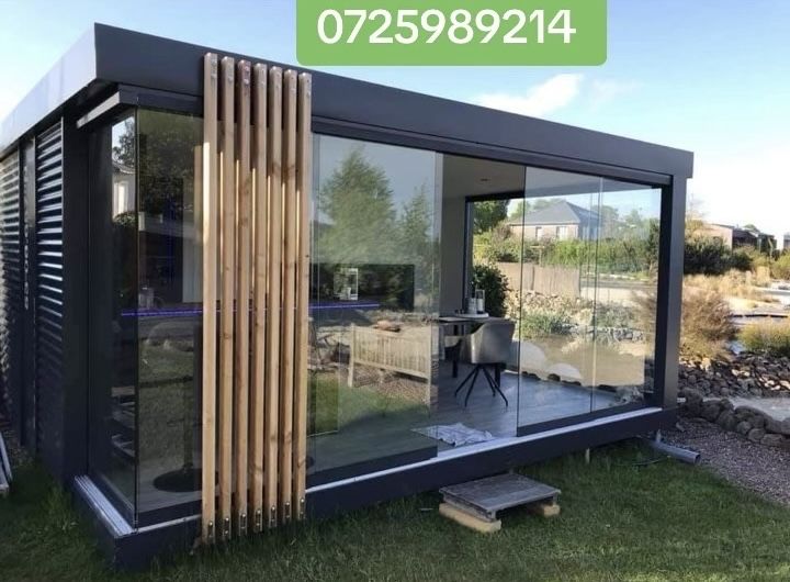 Container modular cu vitrina si riflaj de lemn