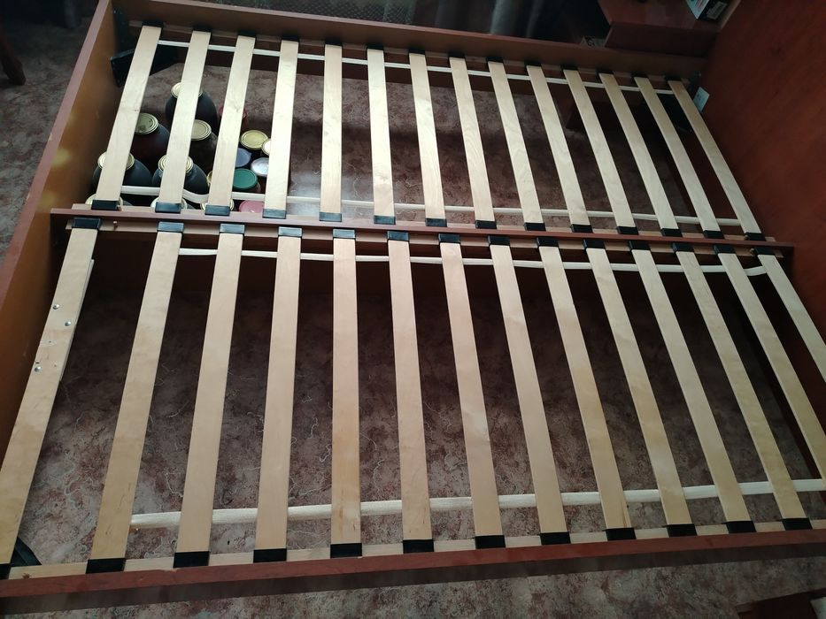 Двуспальная кровать