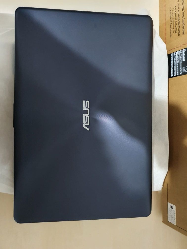 Cadou Laptop  la cutie ASUS i7gen8 Ram8gb ssd  480gb bonus casti