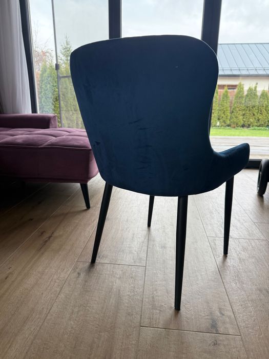 Vând masa cu baza metalică pentru living sau bucătărie și 6 scaune