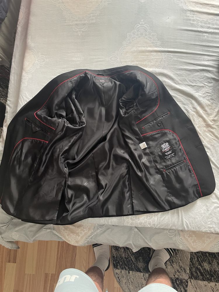 Vând costum negru barbati 50/L + camasa marimea 38