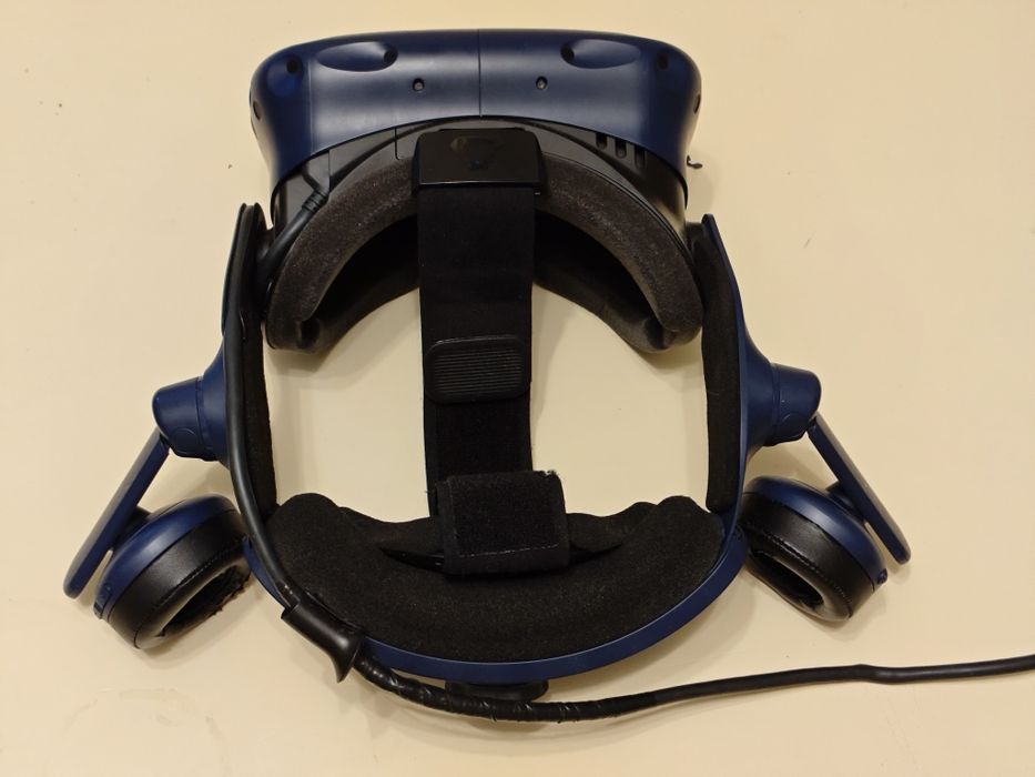 HTC Vive Pro комплект + 3 контролера + стойки за хедсета и контролери