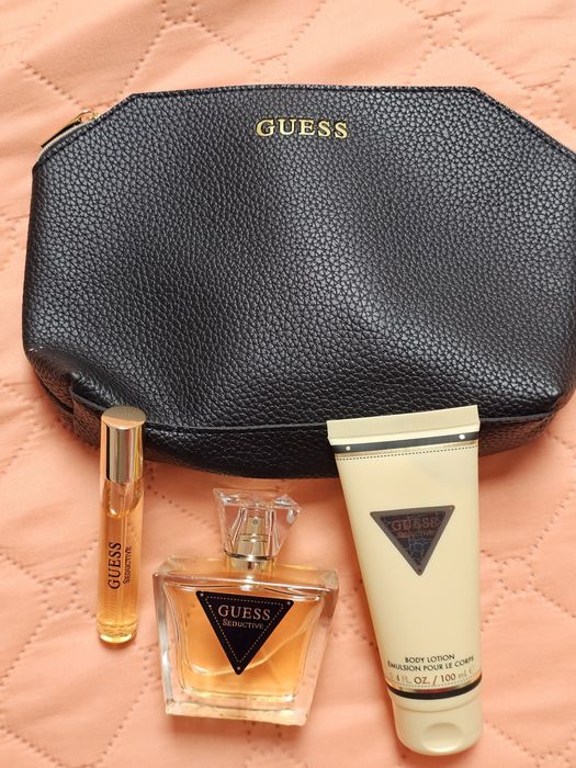 Парфюмен комплект Guess с козметична чантичка