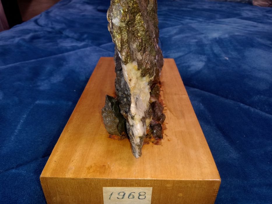 Vând piatra unica din minereu de aur