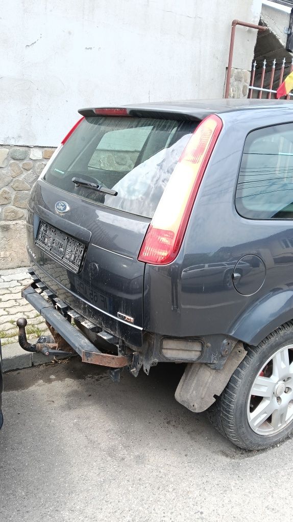 Dezmembrez Ford c MAX an 2006 motor 1.8 TDCi 
Mașina este întreagă