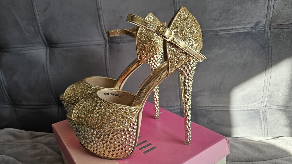 Обувки на висок ток - нови