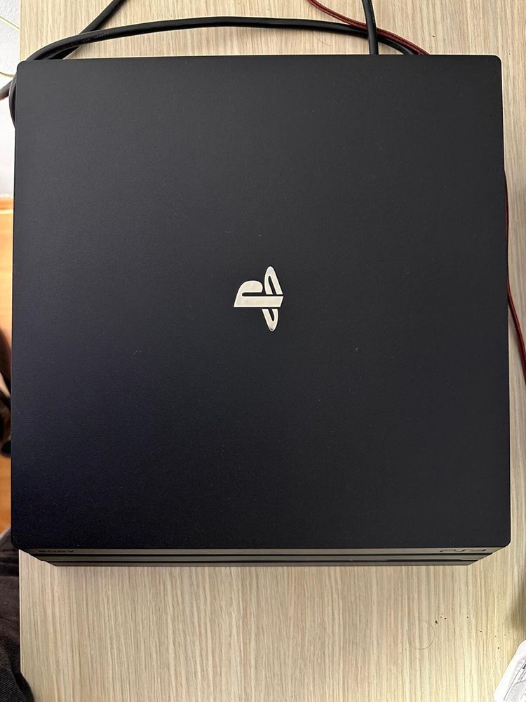 PS 4 PRO 1TB + 4 Jocuri