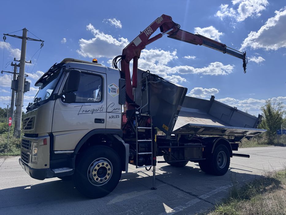 Camion basculabil si macara Volvo