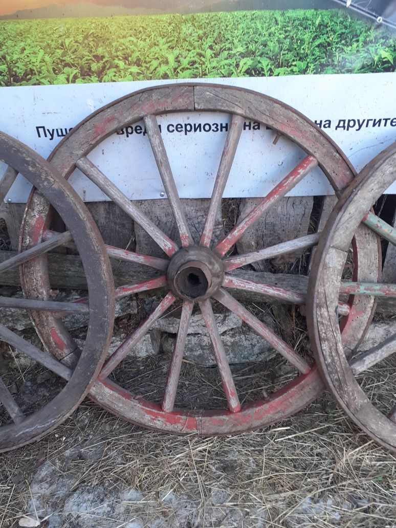 Колела от дървена каруца.