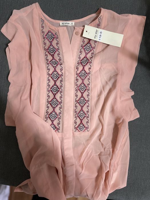 Bluzița roz, cu motive tradiționale