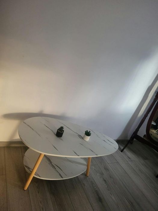 Masuta cafea ovala pentru sufragerie, din lemn MDF, 3 picioare