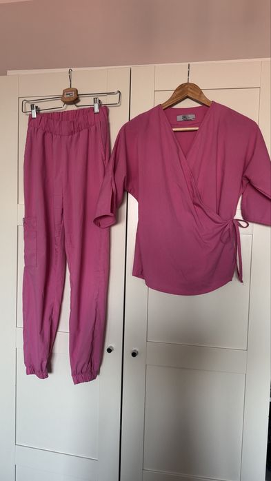costum medical roz