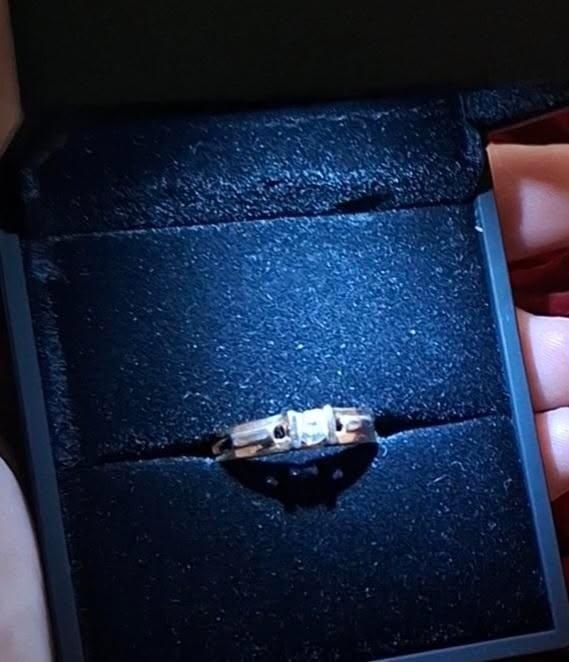 Продам кольцо, золото 585°
Камень -фианит. 
Размер -16 
(Цена при поку